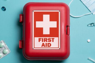 Entorse, contusion, coup de chaleur : comment réagir avec les bons équipements de premiers secours